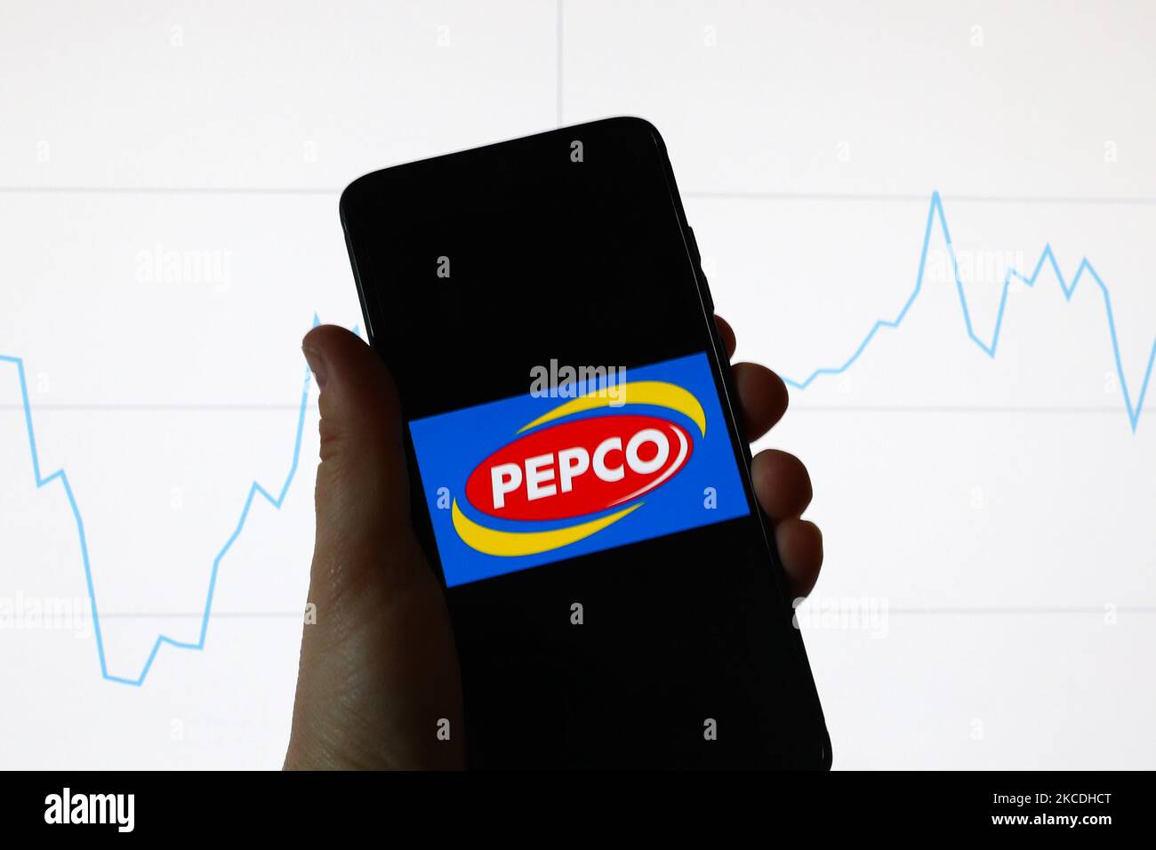 Il logo Pepco è proiettato su un telefono cellulare per una foto di illustrazione. Cracovia, Polonia il 27 aprile 2021. Pepco Group, proprietaria di Poundland nel Regno Unito e di Dealz e PEPCO in Europa, Che serve più di 50 milioni di clienti al mese da più di 3.200 negozi in 16 paesi, ha annunciato che verrà richiesta la quotazione e l’ammissione delle azioni della società alla borsa di Varsavia. (Foto di Beata Zawrzel/NurPhoto) Foto Stock