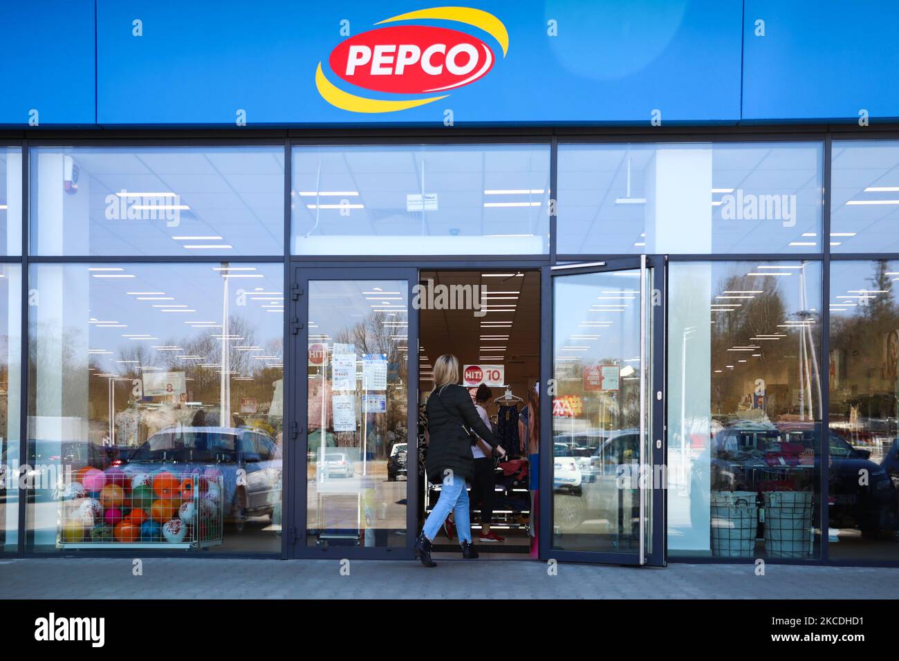 Il logo Pepco viene visualizzato sul negozio di sconti Pepco a Cracovia, in Polonia, il 27 aprile 2021. Pepco Group, proprietaria di Poundland nel Regno Unito e di Dealz e PEPCO in Europa, Che serve più di 50 milioni di clienti al mese da più di 3.200 negozi in 16 paesi, ha annunciato che verrà richiesta la quotazione e l’ammissione delle azioni della società alla borsa di Varsavia. (Foto di Beata Zawrzel/NurPhoto) Foto Stock