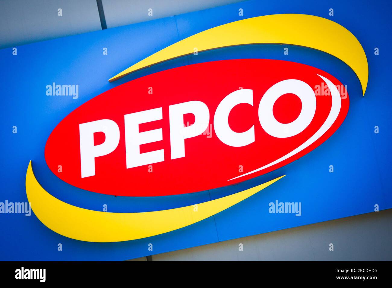 Il logo Pepco viene visualizzato sul negozio di sconti Pepco a Cracovia, in Polonia, il 27 aprile 2021. Pepco Group, proprietaria di Poundland nel Regno Unito e di Dealz e PEPCO in Europa, Che serve più di 50 milioni di clienti al mese da più di 3.200 negozi in 16 paesi, ha annunciato che verrà richiesta la quotazione e l’ammissione delle azioni della società alla borsa di Varsavia. (Foto di Beata Zawrzel/NurPhoto) Foto Stock