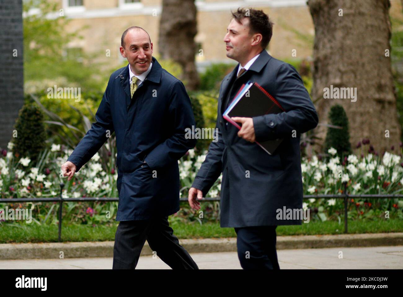 Dan Rosenfield (L), Capo di Stato maggiore del primo ministro britannico Boris Johnson, e ben Gascoigne (R), Segretario politico del primo ministro, salgono su Downing Street a Londra, Inghilterra, il 28 aprile 2021. (Foto di David Cliff/NurPhoto) Foto Stock