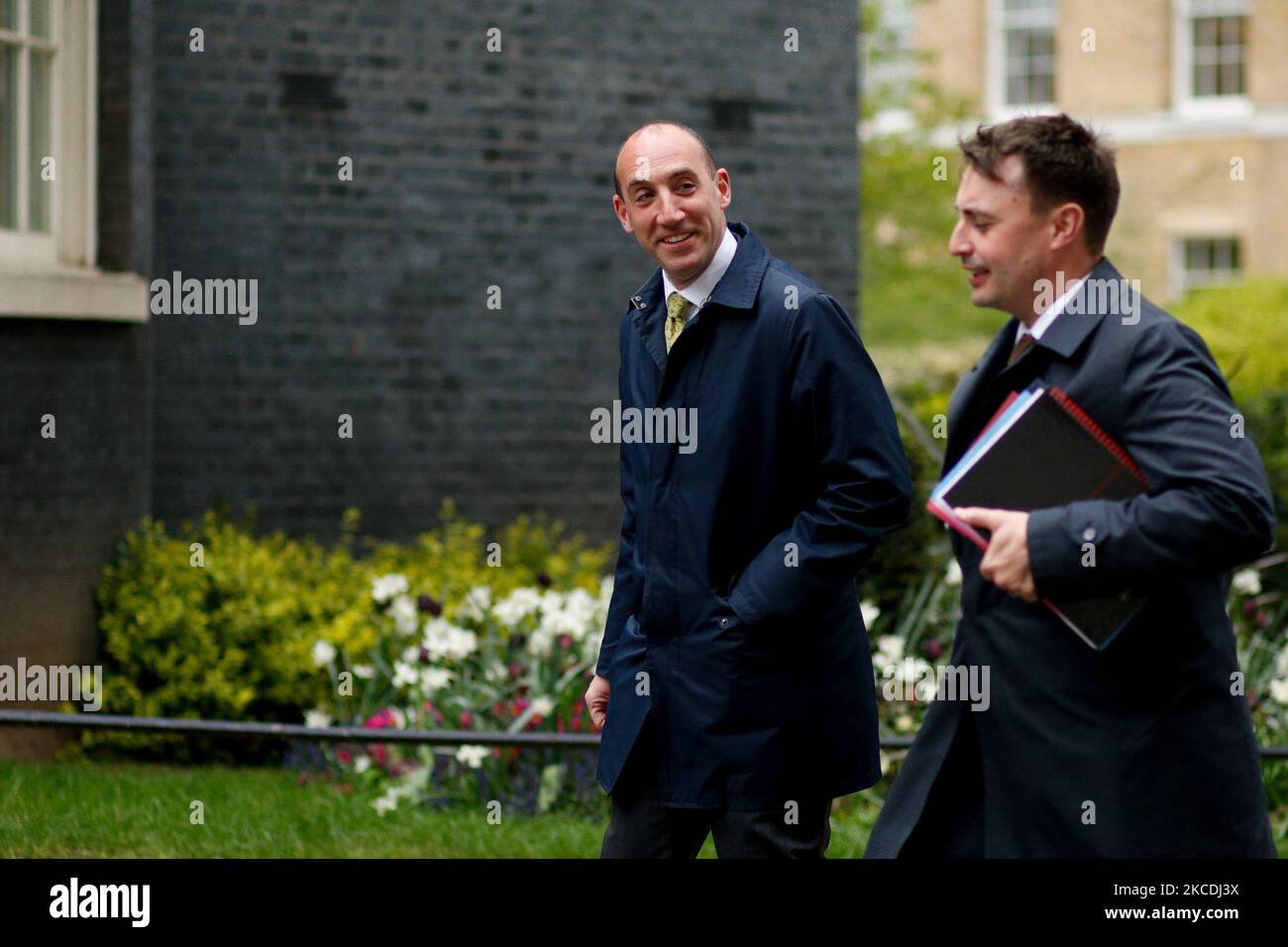 Dan Rosenfield (L), Capo di Stato maggiore del primo ministro britannico Boris Johnson, e ben Gascoigne (R), Segretario politico del primo ministro, salgono su Downing Street a Londra, Inghilterra, il 28 aprile 2021. (Foto di David Cliff/NurPhoto) Foto Stock