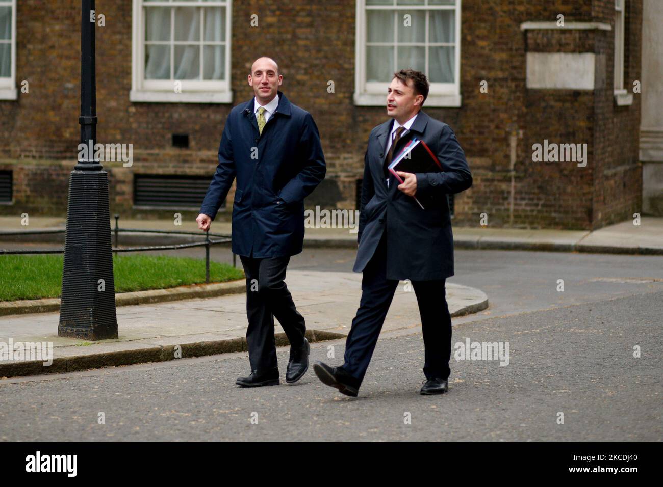 Dan Rosenfield (L), Capo di Stato maggiore del primo ministro britannico Boris Johnson, e ben Gascoigne (R), Segretario politico del primo ministro, salgono su Downing Street a Londra, Inghilterra, il 28 aprile 2021. (Foto di David Cliff/NurPhoto) Foto Stock