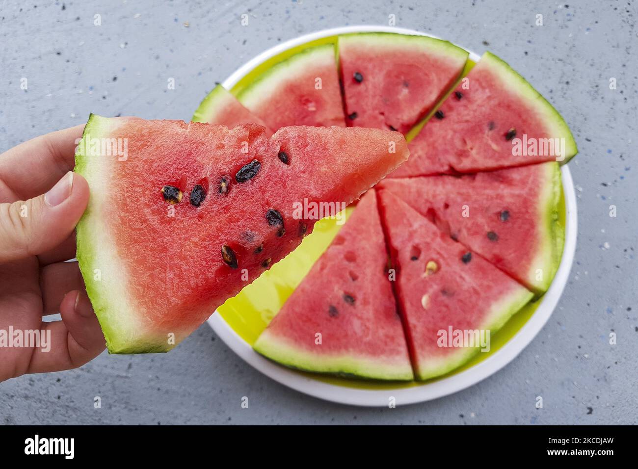 Fettine di anguria disposte su un piatto. Cracovia, Polonia il 8th agosto 2019. (Foto di Beata Zawrzel/NurPhoto) Foto Stock