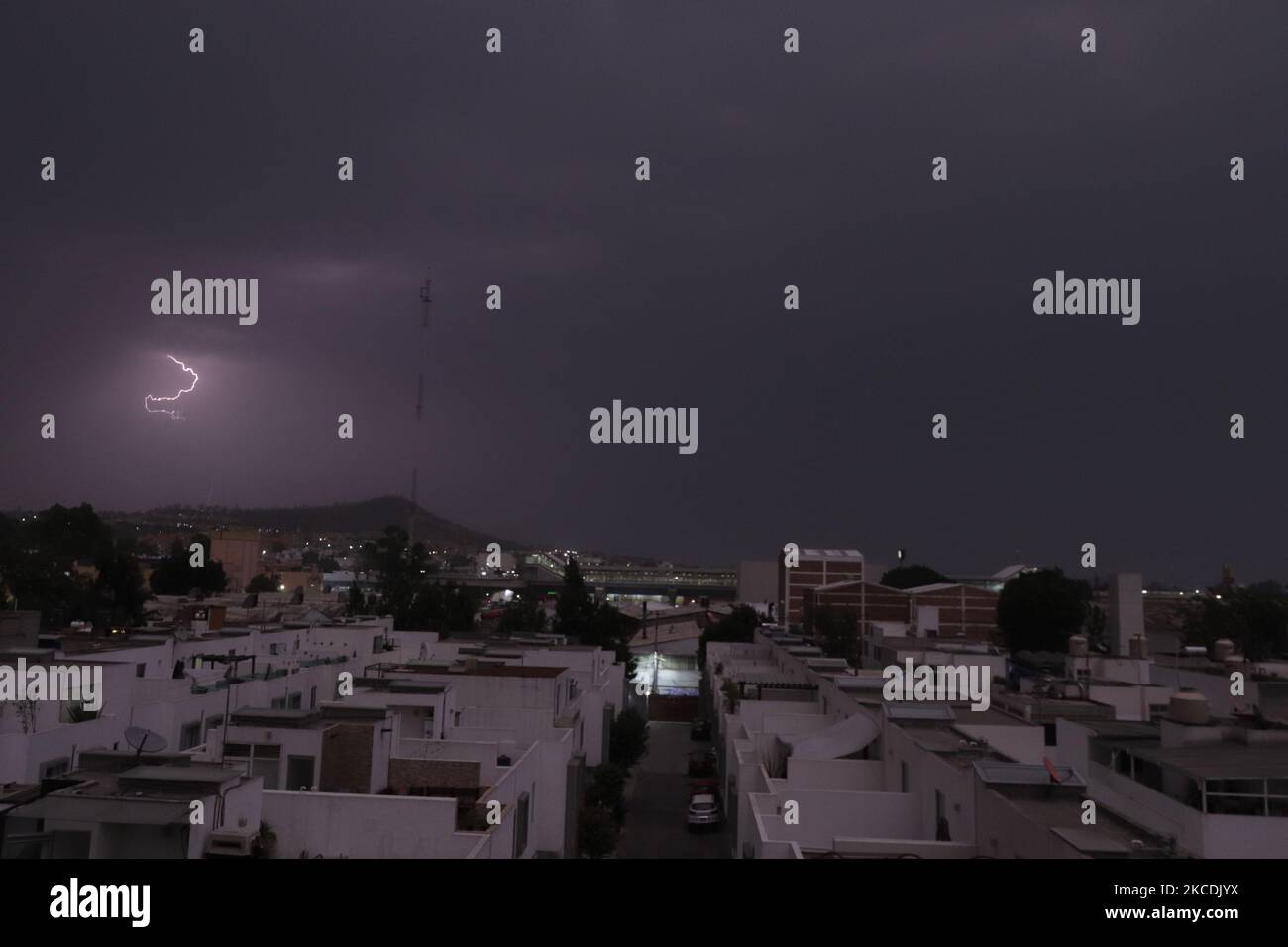 Vista della tempesta nel quartiere di Lomas Estrella, Iztapalapa, Città del Messico, Messico, il 28 aprile, 2021 durante l'emergenza sanitaria COVID-19 e il semaforo epidemiologico arancione nella capitale. Le autorità governative locali hanno segnalato alcune condizioni stradali a causa delle inondazioni in diverse aree di Città del Messico. (Foto di Gerardo Vieyra/NurPhoto) Foto Stock