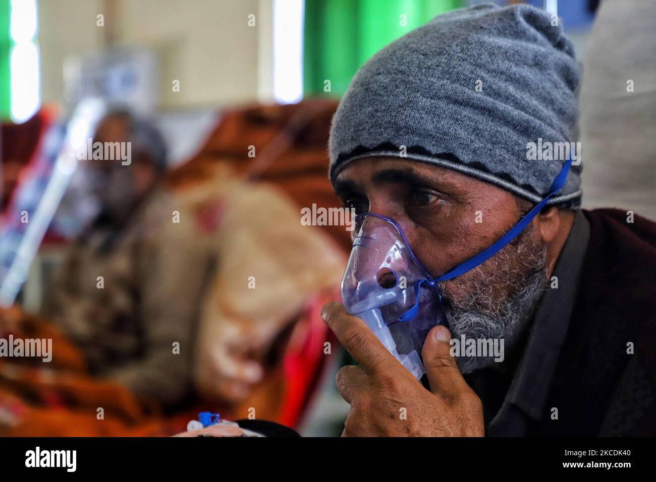 Un uomo con problemi respiratori riceve un supporto per l'ossigeno presso un ospedale di Coronavirus COVID-19 a Sopore, distretto di Baramulla, Jammu e Kashmir, India, il 29 aprile 2021. Nel territorio dell'Unione di Jammu e Kashmir, il blocco completo sarà imposto in undici distretti a partire dalle ore 7 di oggi e rimarrà in vigore fino alle ore 7 del 3rd maggio, in considerazione dell'allarmante aumento dei casi positivi che vengono segnalati oggi. Tra i venti distretti di Jammu e Kashmir, il distretto di Srinagar è il più colpito, dove i casi continuano a mostrare una tendenza in aumento inestimabile. (Foto di Nasir Kachroo/NurPhoto) Foto Stock