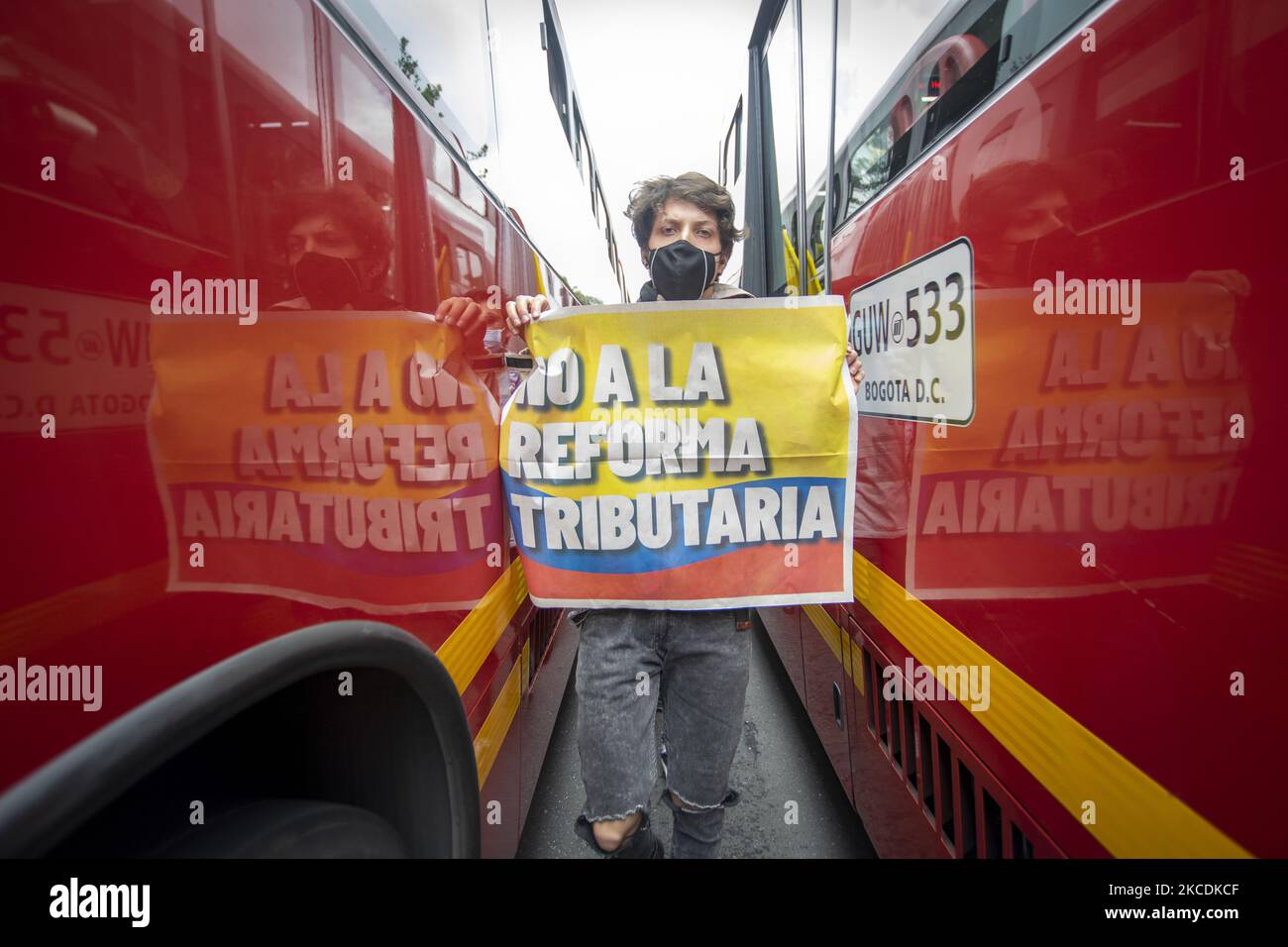 Un manifestante ha un segno che dice -No alla riforma fiscale- nella protesta contro la riforma fiscale proposta dal governo nazionale alcune settimane fa a Bogotà, Colombia, il 28 aprile 2021.(Foto di David Rodriguez/NurPhoto) Foto Stock