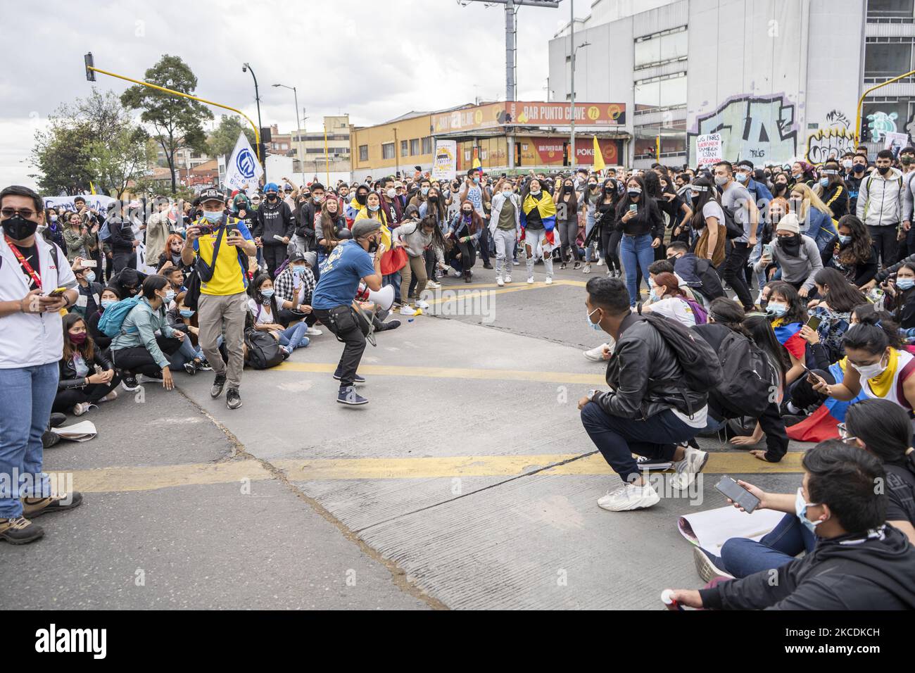 Migliaia di persone sono uscite dalle loro case per le strade di Bogotà, Colombia, il 28 aprile 2021 per protestare contro la riforma fiscale presentata dal governo colombiano di Ivan Duque. La protesta è stata accompagnata dai diversi gruppi di insegnanti, lavoratori e studenti che non sono d'accordo con le decisioni del governo, la protesta ha avuto tutti i protocolli COVID, Essi cercano di affondare una riforma fiscale che propone l'eliminazione delle merci esenti da IVA, mentre il paese passa dalla terza ondata del virus pandemico. (Foto di David Rodriguez/NurPhoto) Foto Stock
