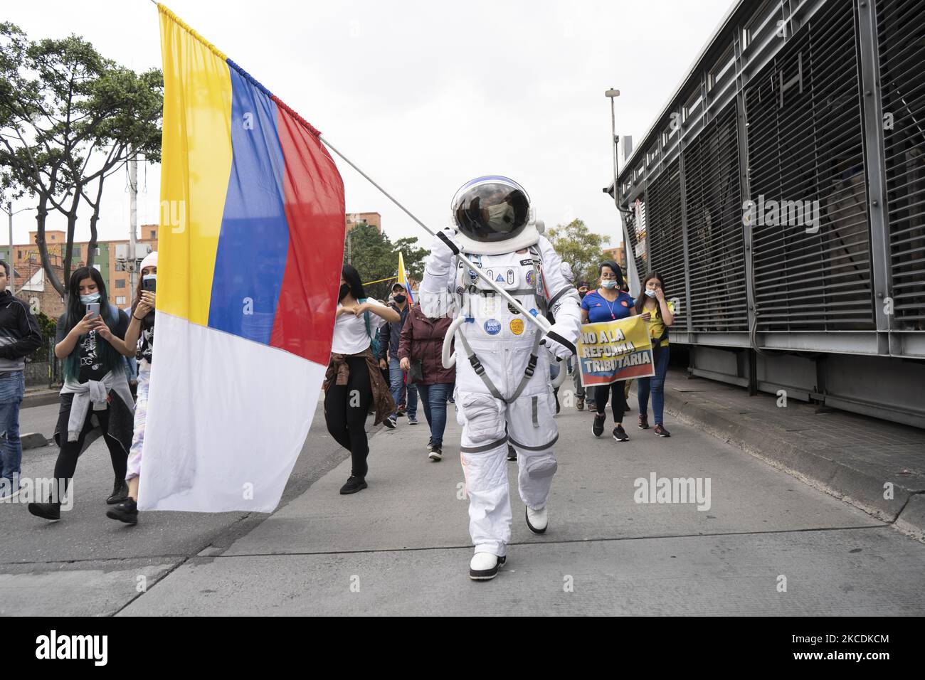 Un uomo in abbigliamento di biosicurezza detiene una bandiera durante uno sciopero nazionale a Bogotà, in Colombia, il 28 aprile 2021 per protestare contro la riforma fiscale presentata dal governo colombiano di Ivan Duque. La protesta è stata accompagnata dai diversi gruppi di insegnanti, lavoratori e studenti che non sono d'accordo con le decisioni del governo, la protesta ha avuto tutti i protocolli COVID, Essi cercano di affondare una riforma fiscale che propone l'eliminazione delle merci esenti da IVA, mentre il paese passa dalla terza ondata del virus pandemico. (Foto di David Rodriguez/NurPhoto) Foto Stock