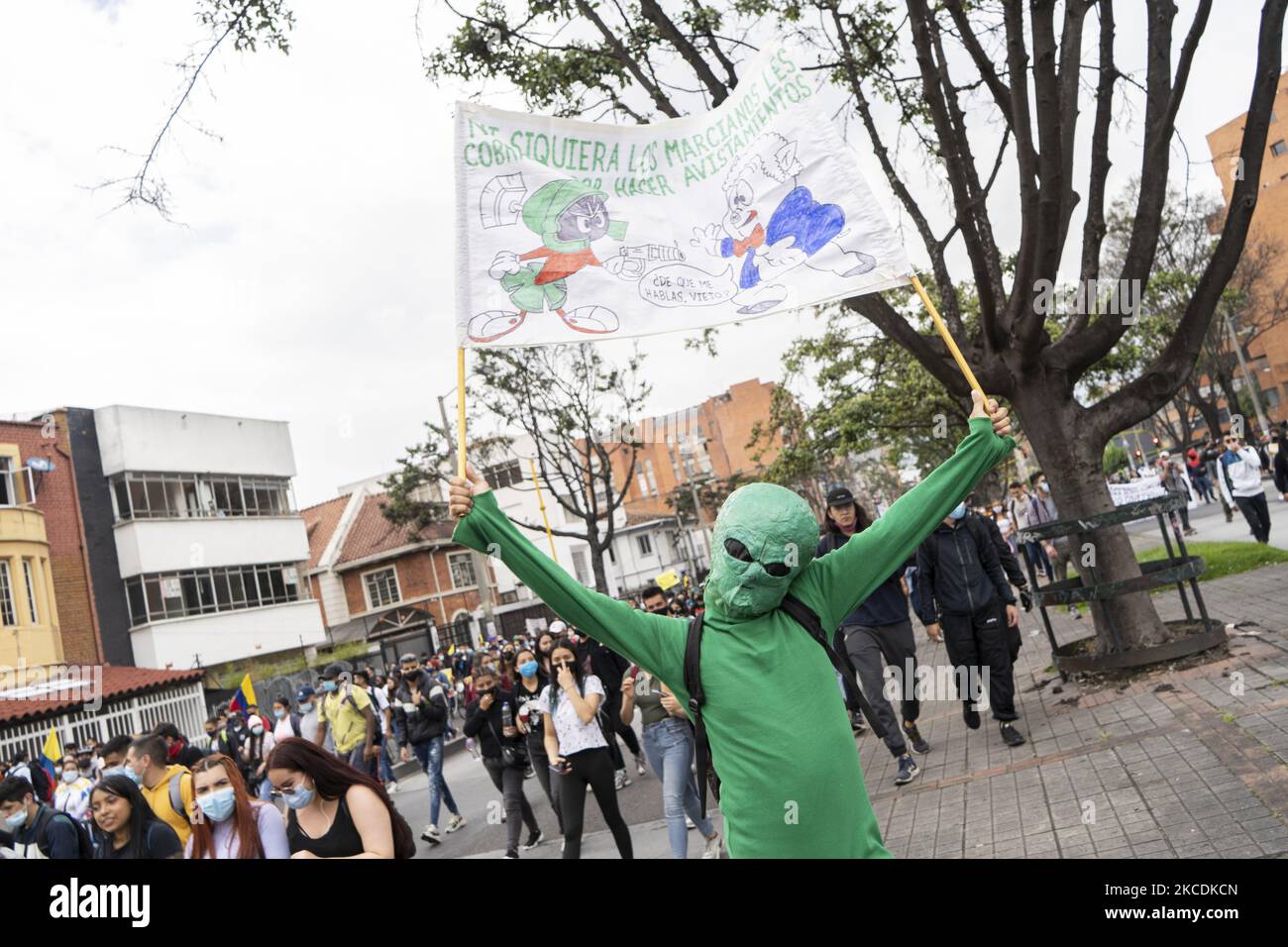 Migliaia di persone sono uscite dalle loro case per le strade di Bogotà, Colombia, il 28 aprile 2021 per protestare contro la riforma fiscale presentata dal governo colombiano di Ivan Duque. La protesta è stata accompagnata dai diversi gruppi di insegnanti, lavoratori e studenti che non sono d'accordo con le decisioni del governo, la protesta ha avuto tutti i protocolli COVID, Essi cercano di affondare una riforma fiscale che propone l'eliminazione delle merci esenti da IVA, mentre il paese passa dalla terza ondata del virus pandemico. (Foto di David Rodriguez/NurPhoto) Foto Stock