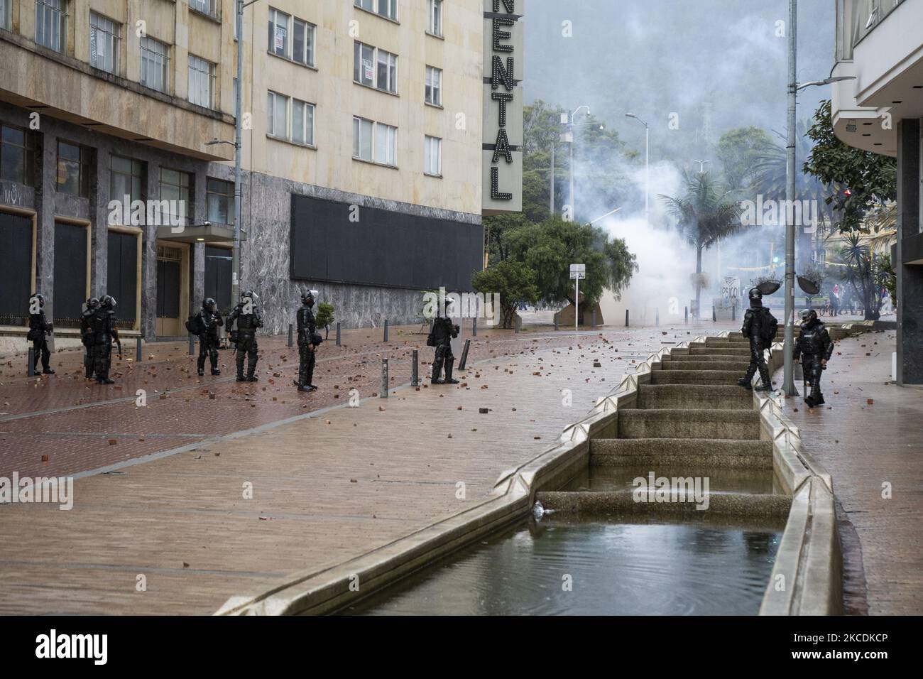 I poliziotti cercano di disperdere i manifestanti nella protesta contro la riforma fiscale proposta dal governo nazionale qualche settimana fa a Bogotà, in Colombia, il 28 aprile 2021. (Foto di David Rodriguez/NurPhoto) Foto Stock