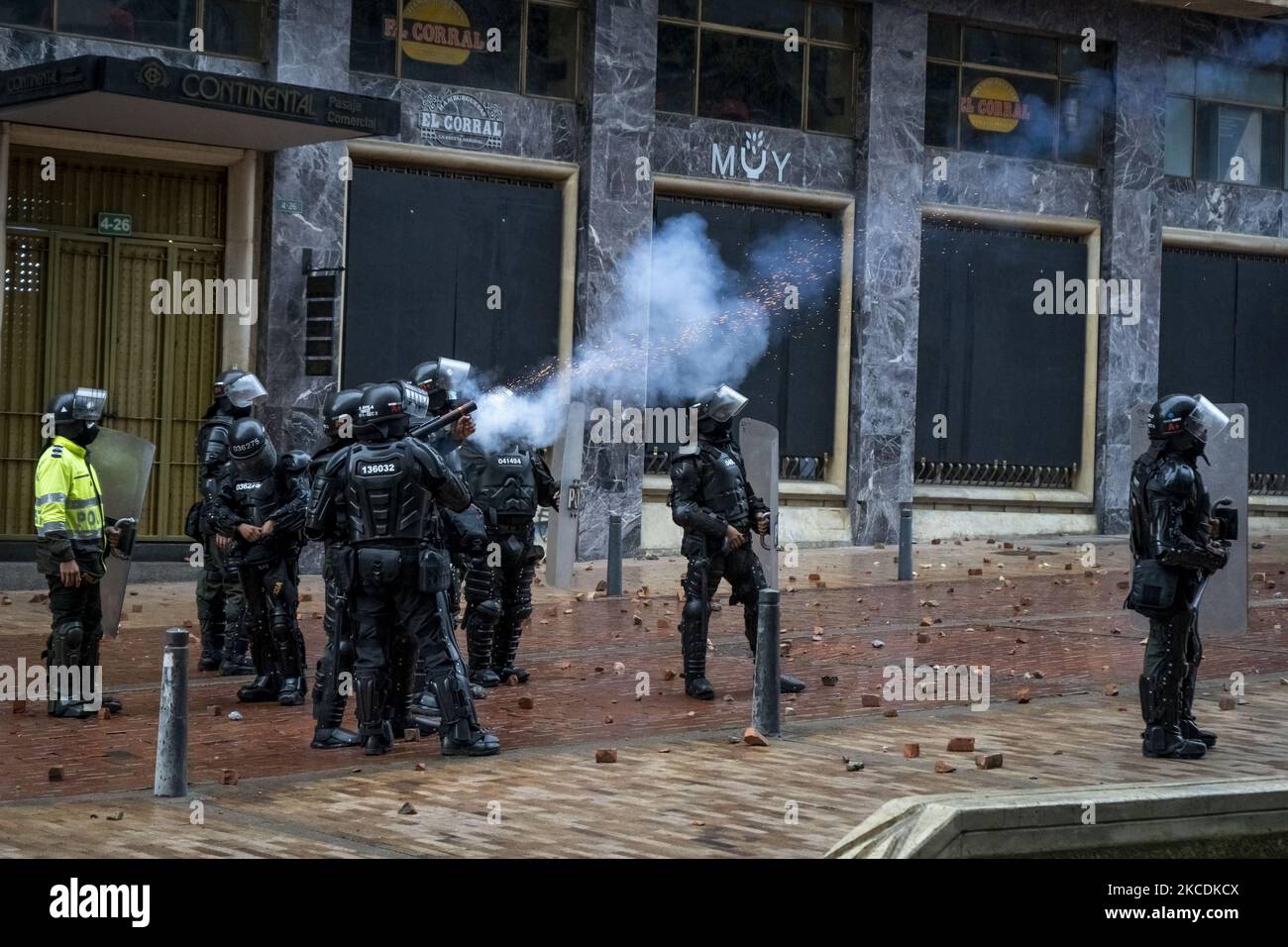 I poliziotti cercano di disperdere i manifestanti nella protesta contro la riforma fiscale proposta dal governo nazionale qualche settimana fa a Bogotà, in Colombia, il 28 aprile 2021. (Foto di David Rodriguez/NurPhoto) Foto Stock