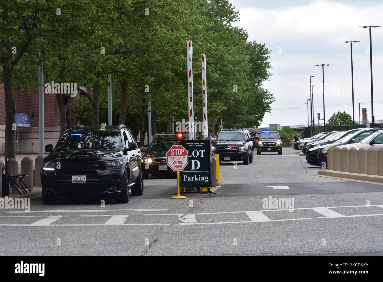 Signora Vicepresidente Kamala Harris ondeggia dal Motorcade e parte M&T Bank Stadium a Baltimora, MD, nei primi 100 giorni della Biden-Harris Administration il 29 aprile 2021. (Foto di Kyle Mazza/NurPhoto) Foto Stock