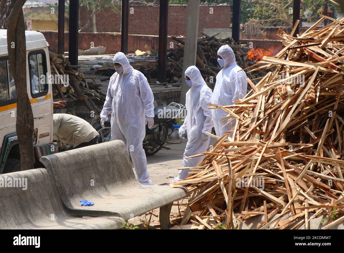 I parenti arrivano per cremazione della vittima COVID-19 ad Adarsh Nagar Moksha Dham , in mezzo all'aumento nei casi di coronavirus , a Jaipur, Rajasthan, India, venerdì 30,2021 aprile. (Foto di Vishal Bhatnagar/NurPhoto) Foto Stock