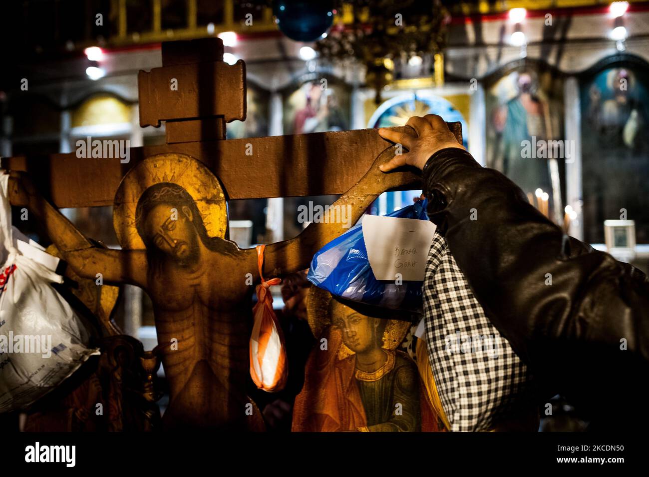 Il servizio del Venerdì Santo si svolge il 29th 2021 aprile presso la chiesa ortodossa di Yambol, in Bulgaria. Il servizio ortodosso bulgaro si osserva la sera del Giovedì Santo e consiste nella lettura dei Matini dei dodici Vangeli della Passione che seguono la condanna di Gesù Cristo, la sua crufissione e la Risurrezione. Fu detenuto dal sacerdote della chiesa Zhelyo. La chiesa ortodossa bulgara basa le sue vacanze sul calendario gregoriano, in modo che coincidano con quelle delle chiese occidentali. (Foto di Denislav Stoychev/NurPhoto) Foto Stock