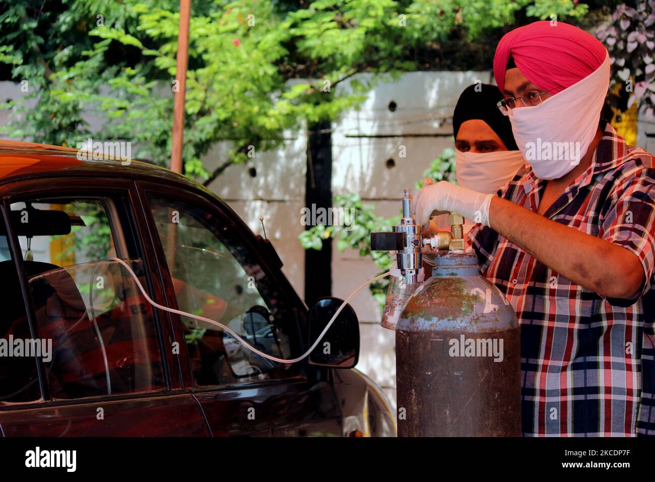 I pazienti che soffrono di difficoltà respiratorie dovute alla malattia del coronavirus (COVID-19), ricevono un supporto di ossigeno libero all'esterno di un tempio di Gurudwara (Sikh) a Nuova Delhi, India il 1 maggio 2021. L’India di sabato ha riportato per la prima volta più di 4,00,000 nuovi casi di Covid-19 mentre il conteggio ha superato i 19 milioni di euro, secondo i dati del Ministero della sanità dell’Unione. (Foto di Mayank Makhija/NurPhoto) Foto Stock