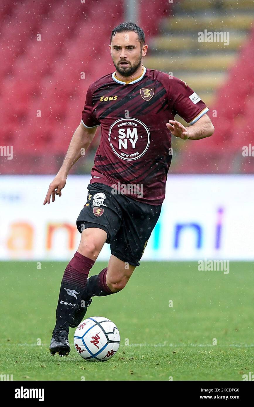 Andrea Schiavone di US Salernitana 1919 durante la partita di Serie B tra US Salernitana 1919 e AC Monza allo Stadio Arechi di Salerno, Italia, il 1 maggio 2021. (Foto di Giuseppe Maffia/NurPhoto) Foto Stock