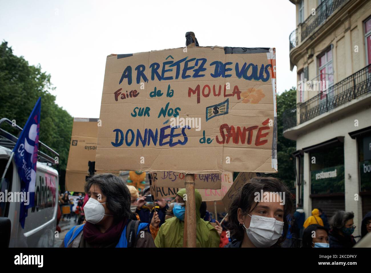 Una donna ha in mano un cartello con la scritta "Stop to make money with our Health data". Migliaia di persone sono scese in strada per la Giornata del lavoro a Tolosa. Quest'anno il motto riguardava la cultura e la riforma delle indennità di disoccupazione. Gli artisti hanno fatto diverse soste per ballare e cantare durante la marcia. Una delle fermate ha avuto luogo di fronte al Teatro Nazionale occupato di Tolosa ('TheatreDeLaCite') dove hanno eseguito 'We Want to Go on Dancing' di Alexis HK. Tolosa, Francia il 1st 2021 maggio. (Foto di Alain Pitton/NurPhoto) Foto Stock