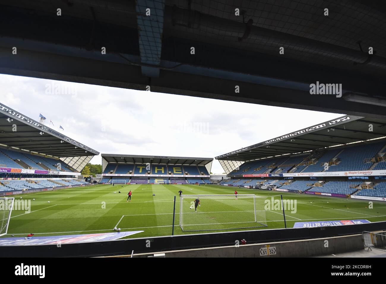 Vista generale dello stadio prima della partita del campionato Sky Bet tra Millwall e Bristol City al Den, Londra, sabato 1st maggio 2021. (Foto di Ivan Yordonov/MI News/NurPhoto) Foto Stock