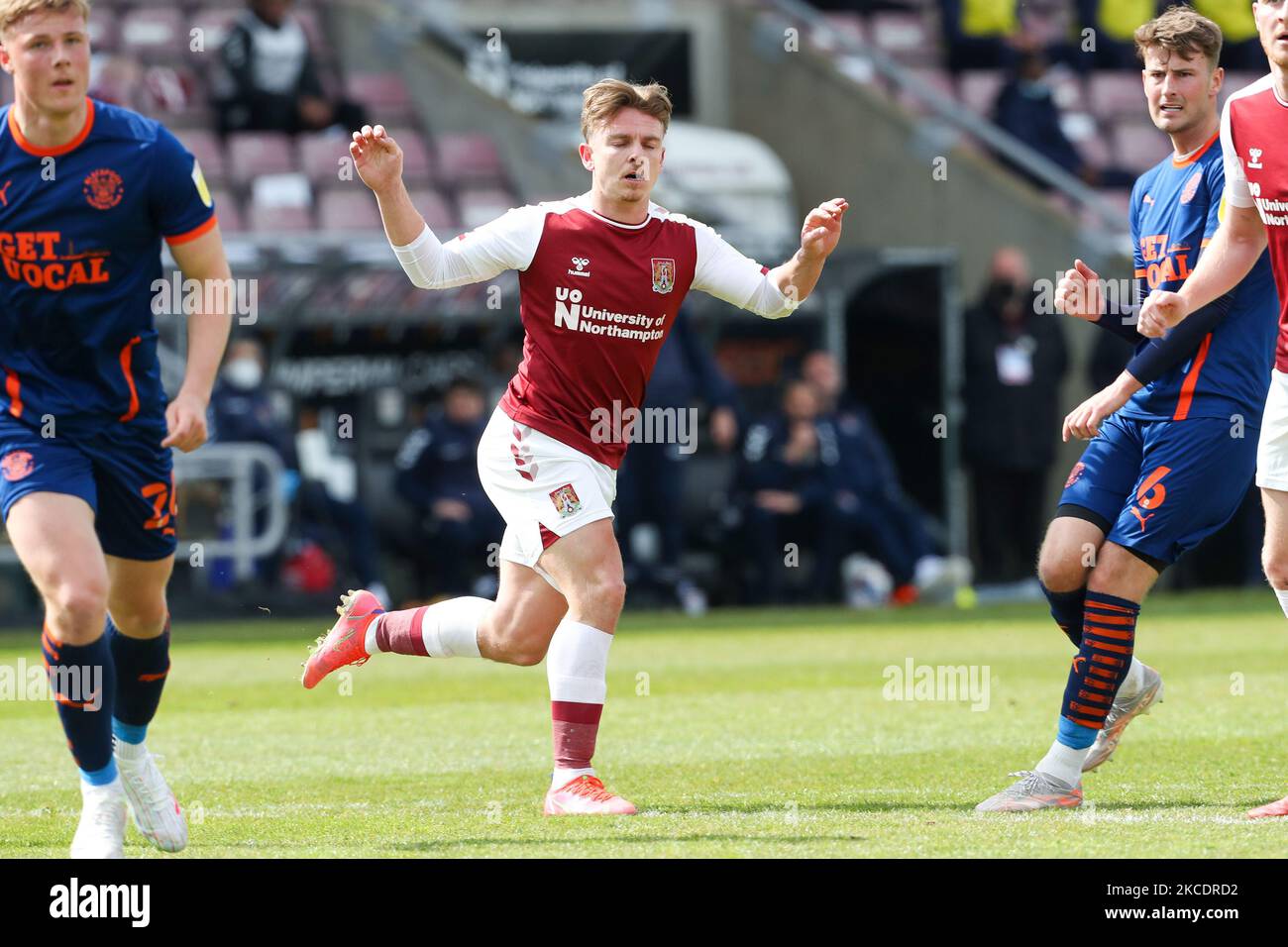 Sam Hoskins di Northampton Town durante la prima metà della Sky Bet League, una partita tra Northampton Town e Blackpool al PTS Academy Stadium di Northampton sabato 1st maggio 2021. (Foto di John Cripps/MI News/NurPhoto) Foto Stock