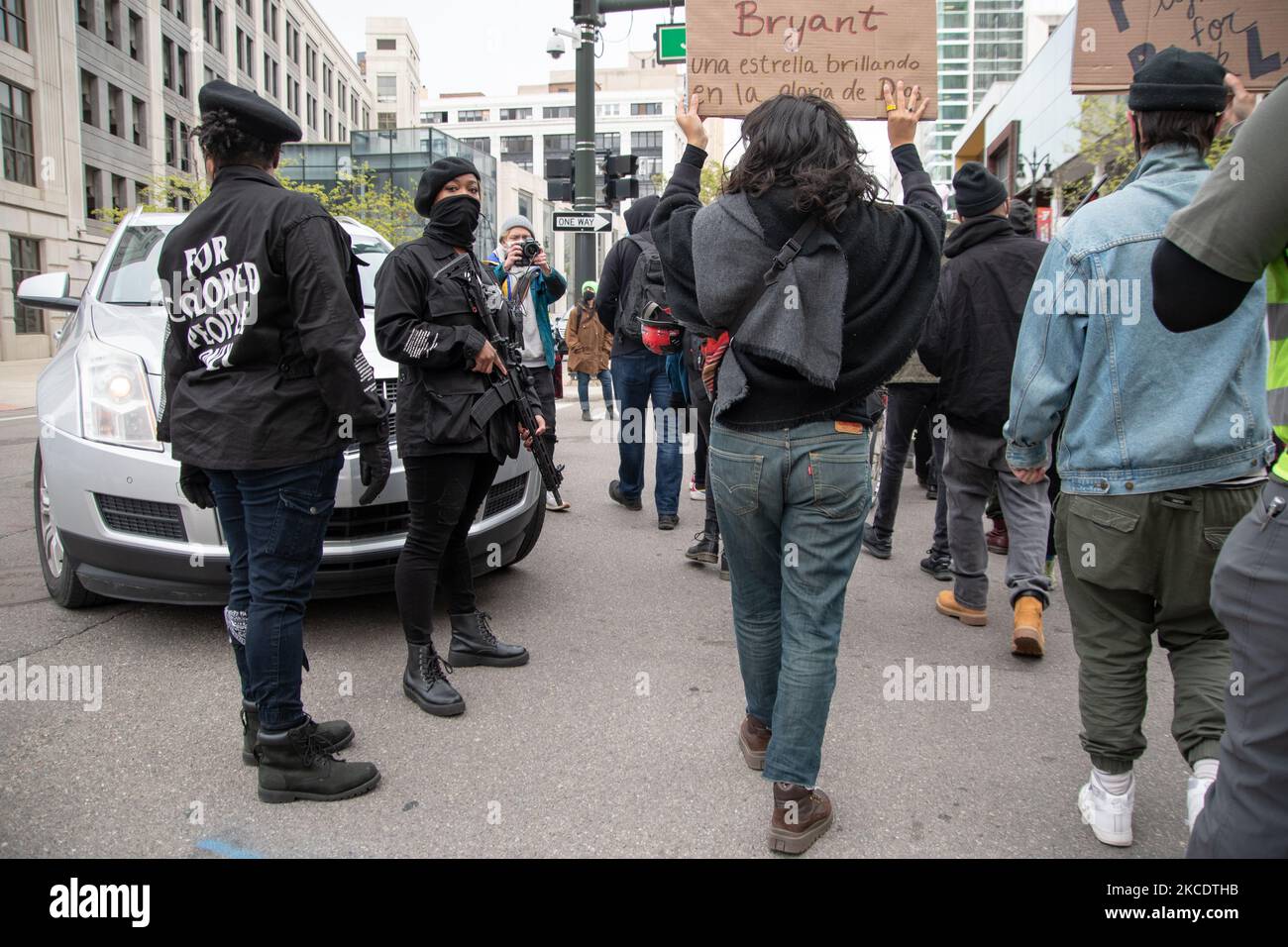 Membri di We the Free People forniscono il controllo del traffico il 1 maggio 2021 gli attivisti di Detroit hanno tenuto molteplici eventi per le dimostrazioni del giorno di maggio per esprimere frustrazioni sulle questioni relative ai diritti dei lavoratori e le ingiustizie sociali in patria e all'estero, in seguito unendosi a un raduno separato e a marzo chiedendo giustizia per Ma'Khia Bryant, Una donna nera di 16 anni uccisa dalla polizia a Columbus, Ohio. (Foto di Adam J. Dewey/NurPhoto) Foto Stock