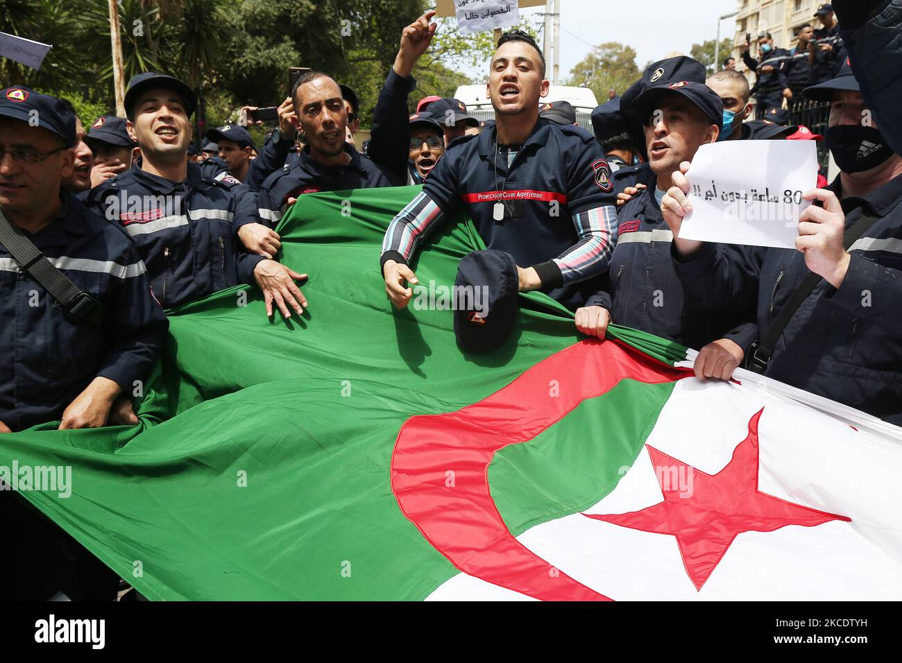 I membri della protezione civile algerina che si dirigono verso la sede del servizio nella capitale Algeri, il 2 maggio 2021, per protestare contro la detenzione da parte della polizia del loro rappresentante durante una precedente manifestazione che richiede migliori condizioni di lavoro (Foto di Billal Bensalem/NurPhoto) Foto Stock