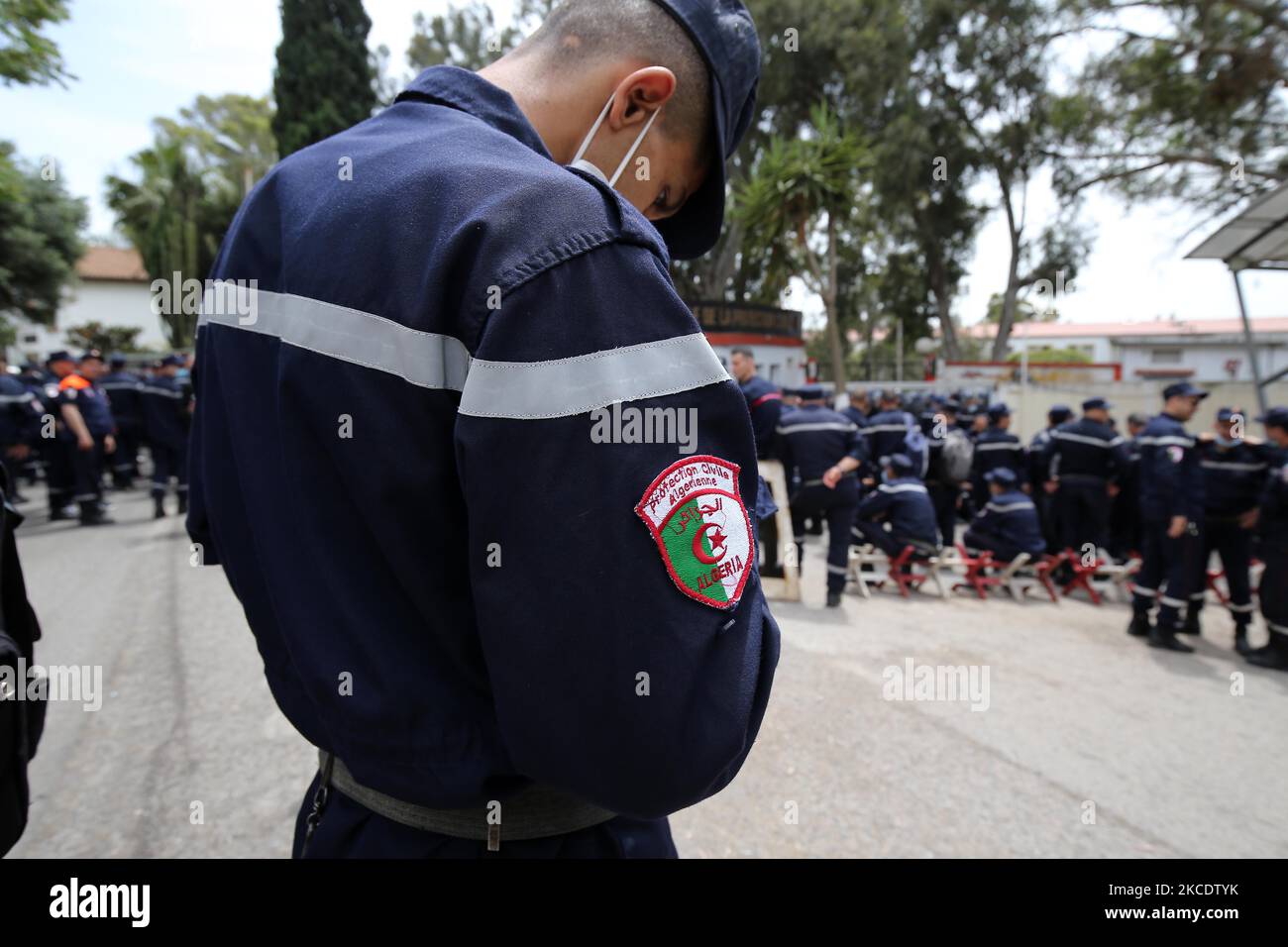 I membri della protezione civile algerina che si dirigono verso la sede del servizio nella capitale Algeri, il 2 maggio 2021, per protestare contro la detenzione da parte della polizia del loro rappresentante durante una precedente manifestazione che richiede migliori condizioni di lavoro (Foto di Billal Bensalem/NurPhoto) Foto Stock