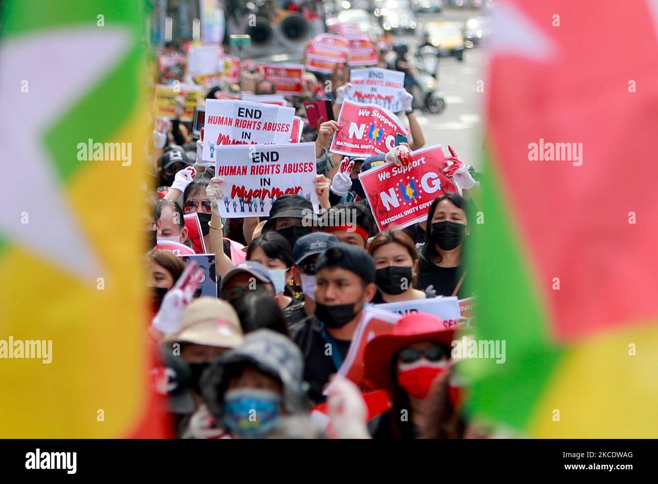 Oltre mille birmani hanno ritratto di Aung San Suu Kyi, un saluto a tre dita, bandiere di Myanmar e slogan cantanti vicino al Taipei 101 edificio durante una manifestazione contro il golpe militare in corso e la dittatura in Myanmar, a Taipei, Taiwan, 2 maggio 2021. Il gruppo chiede una maggiore attenzione della comunità internazionale, compresi i paesi ASEAN, alla situazione e si oppone alla solidarietà dei manifestanti a favore della democrazia. (Foto di Ceng Shou Yi/NurPhoto) Foto Stock