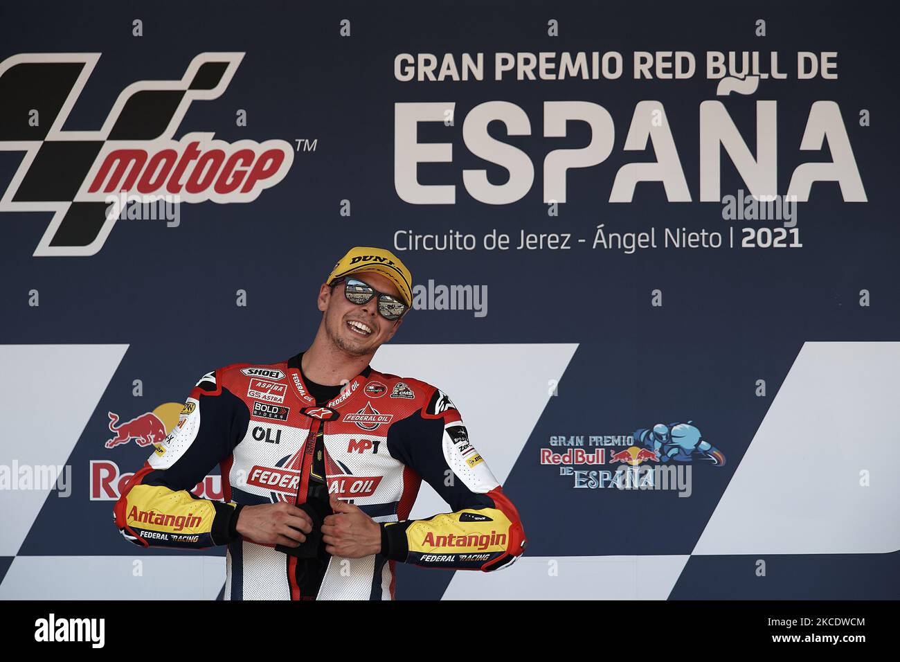 Fabio di Giannantonio (#21) d'Italia e Federal Oil Gresini Moto2 Kalex festeggia sul podio la vittoria della Moto2 durante la gara del Gran Premio Red Bull de España sul circuito di Jerez - Angel Nieto il 2 maggio 2021 a Jerez de la Frontera, Spagna. (Foto di Jose Breton/Pics Action/NurPhoto) Foto Stock