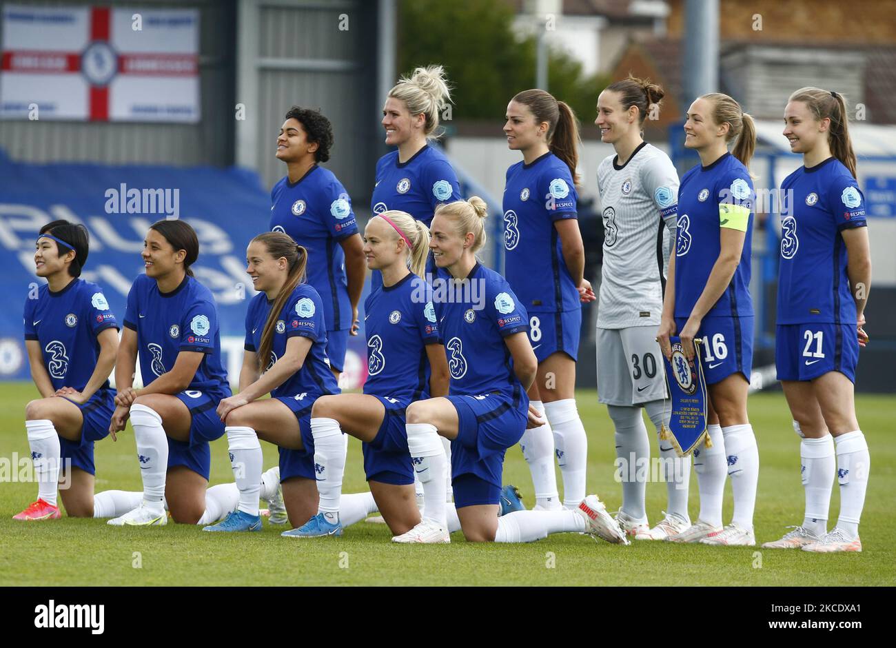 Squadra Shoot prima del calcio di partenza Back Row:- Chelsea Ladies Jessica carter, Chelsea Ladies Millie Bright, Chelsea Ladies Melanie Leupolz Chelsea Ladies Ann-Katrin Berger, Chelsea Ladies Magdalena Eriksson e Chelsea Ladies Niamh Charles Front Row:- da sinistra a destra Chelsea Ladies Ji so Yun, Chelsea Ladies Sam Kerr, Chelsea Ladies Fran, Kirby Ladies Chelsea Ladies Pernille Harder e Chelsea Ladies Sophie ingle durante la semi-finale di Women's Champions League 2nd tappa tra Chelsea Women e FC Bayern Mnchen Ladies a Kingsmeadow, Kingston upon Thames il 02nd maggio, 2021 (Photo by Action Foto Sport/NurPhoto) Foto Stock