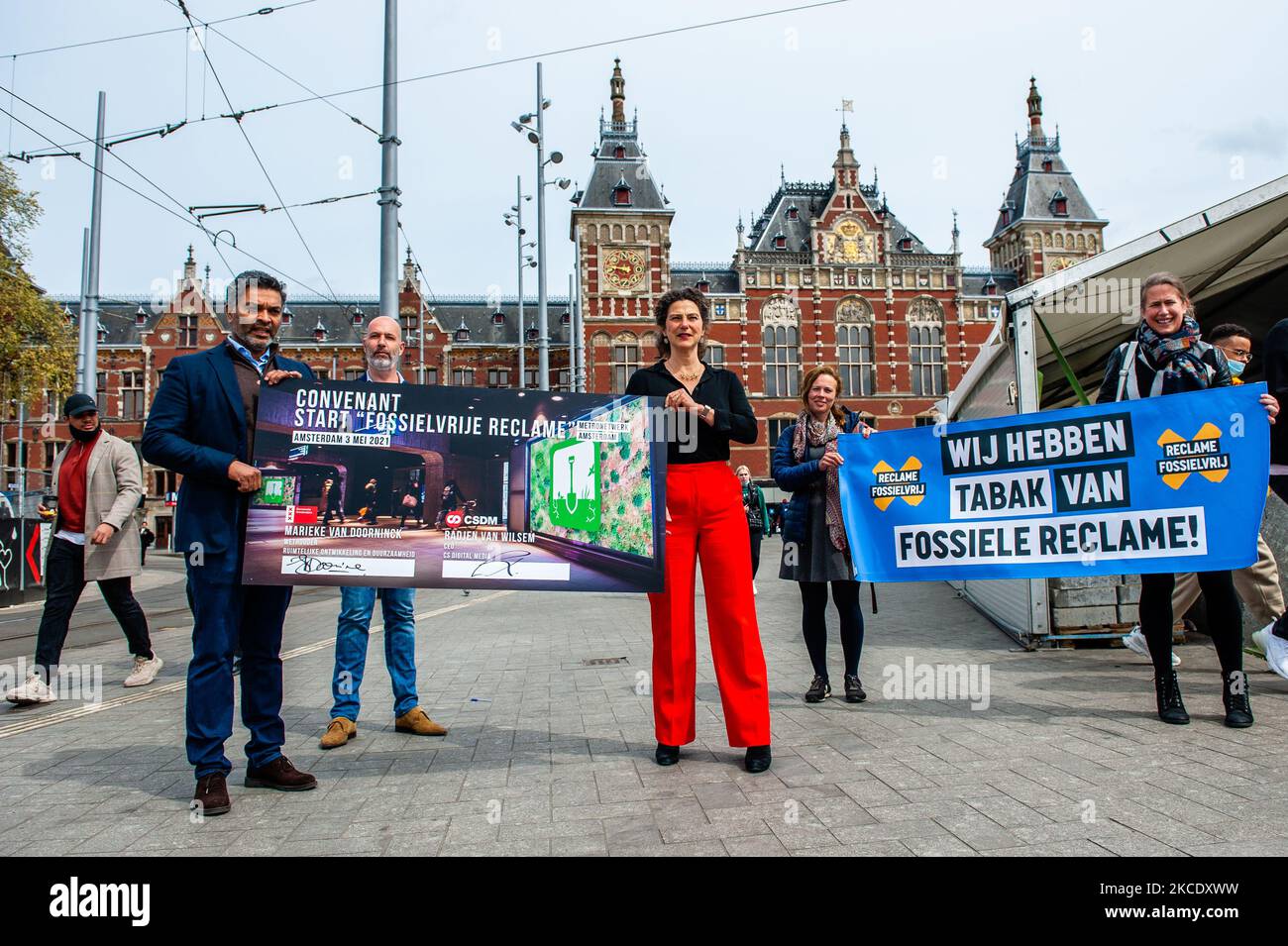 Radjen van Wilsem, CEO di CS Digital Media, e Alderman Marieke van Doorninck (Sustainability) e attivisti dell'organizzazione climatica 'Reclama Fossielvrij' si stanno ponendo con l'accordo della fine della pubblicità dei prodotti fossili firmata in tutte le stazioni della metropolitana di Amsterdam il 3rd maggio 2021. (Foto di Romy Arroyo Fernandez/NurPhoto) Foto Stock