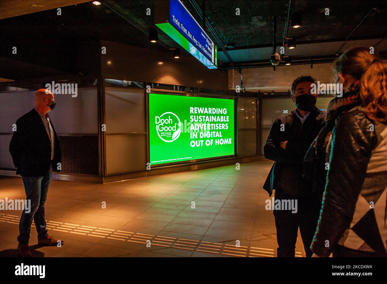 Radjen van Wilsem, CEO di CS Digital Media, sta parlando con un attivista di 'Reclame Fossielvrij' di fronte ad uno degli schermi pubblicitari che mostra la fine della pubblicità dei prodotti fossili in tutte le stazioni della metropolitana di Amsterdam, il 3rd maggio 2021. (Foto di Romy Arroyo Fernandez/NurPhoto) Foto Stock