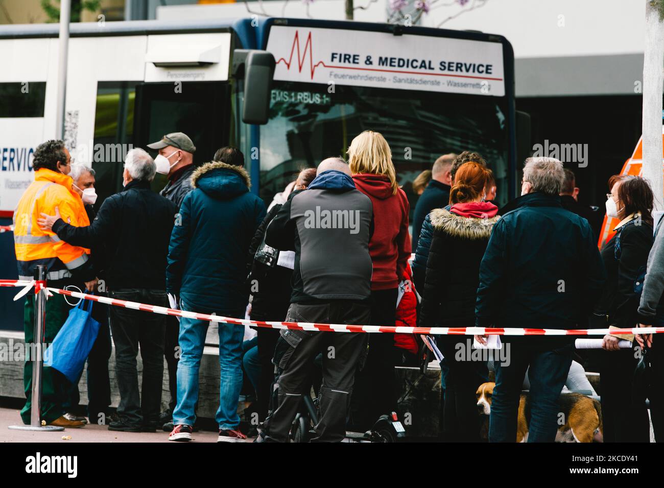 Vista generale delle persone che attendono in fila durante l'apertura del progetto di piolot vaccinebus a Chorweiler di Colonia, Germania il 3 maggio 2021 (Foto di Ying Tang/NurPhoto) Foto Stock