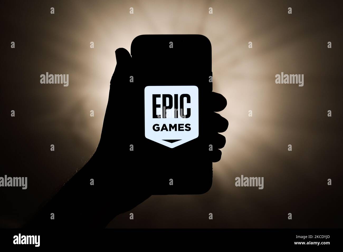 Il logo EPIC Games viene visualizzato sullo schermo di un telefono in questa immagine scattata a Cracovia il 3 maggio 2021. (Foto di Jakub Porzycki/NurPhoto) Foto Stock