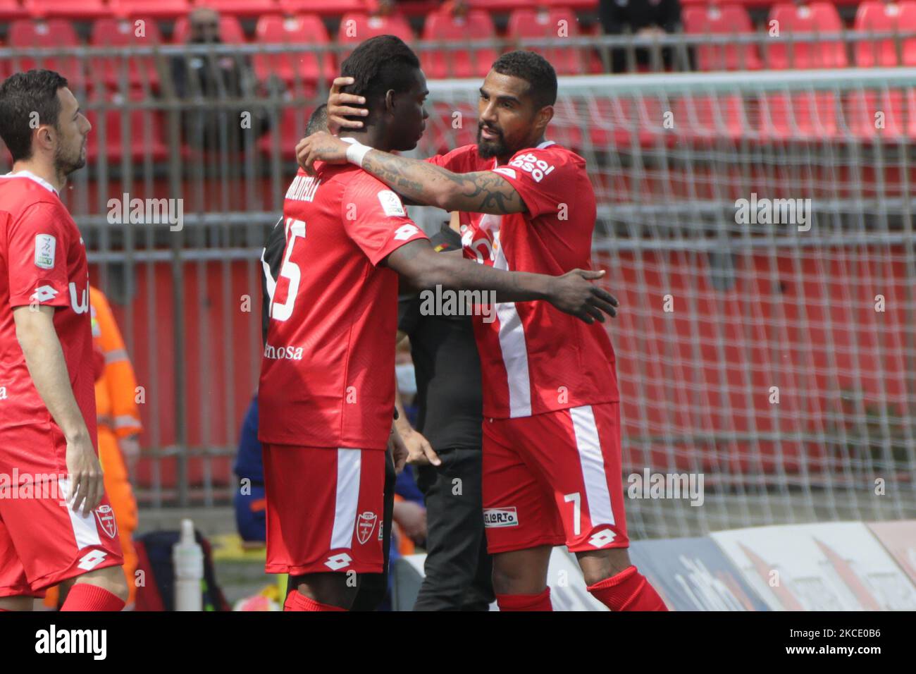 Mario Balotelli dell'AC Monza (L) e Kevin-Prince Boateng dell'AC Monza (R) in azione durante l'incontro della Serie B tra l'AC Monza e l'US Lecce allo Stadio Brianteo il 04 maggio 2021 a Monza (Foto di Mairo Cinquetti/NurPhoto) Foto Stock