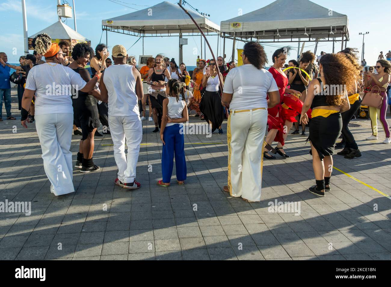 Salvador, Bahia, Brasile - 22 ottobre 2022: La gente si esibirà in danza di strada con Capoeira in piazza Farol da barra a Salvador, Brasile. Foto Stock