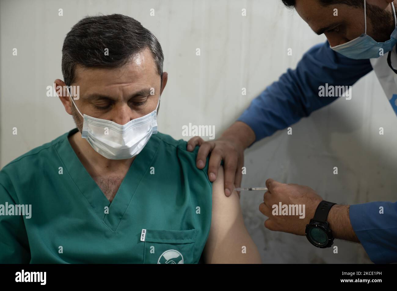 Un lavoratore medico fa di AstraZeneca vaccino ad un operatore sanitario contro Covid-19 a Idlib il 5 maggio 2021 (Foto di Karam Almasri/NurPhoto) Foto Stock