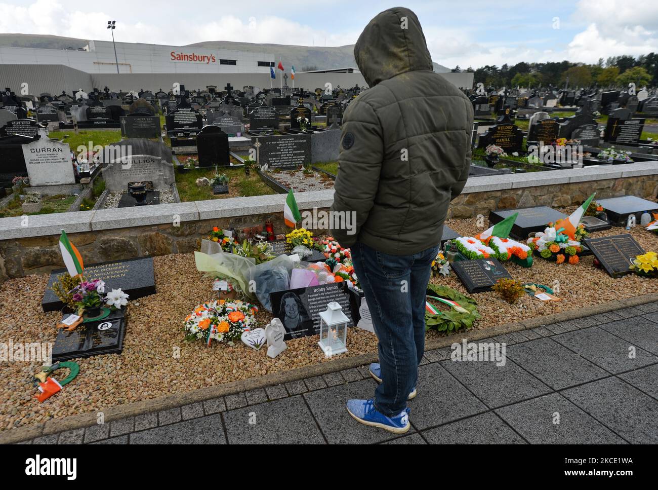 Fiori e corone sono rimasti sulla tomba di Bobby Sands nel cimitero di Milltown nel 40th° anniversario della sua morte. Morì il 5 maggio 1981 presso il Maze Prison Hospital, dopo 66 giorni di sciopero della fame, all'età di 27 anni. Sands divenne il martire dei Repubblicani irlandesi. Mercoledì 5 maggio 2021, a Belfast, Irlanda del Nord. (Foto di Artur Widak/NurPhoto) Foto Stock