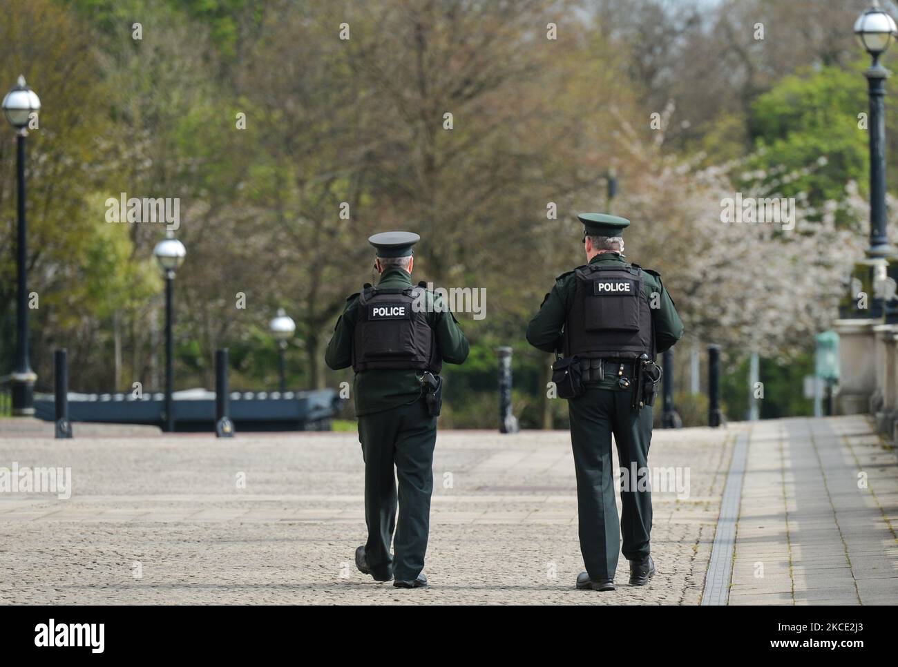 I membri del Servizio di polizia dell'Irlanda del Nord hanno visto fuori Stormont, gli edifici del Parlamento dell'Irlanda del Nord a Belfast. Lunedì 19 aprile 2021 a Belfast, Irlanda del Nord (Foto di Artur Widak/NurPhoto) Foto Stock