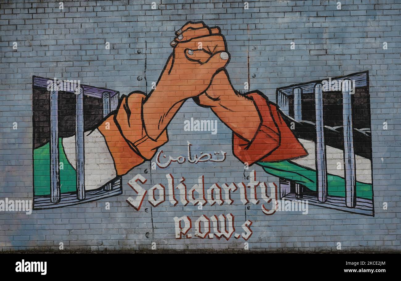Uno dei tanti murales politici, una parte dell'International Wall on Falls Road di Belfast. Lunedì 19 aprile 2021 a Belfast, Irlanda del Nord (Foto di Artur Widak/NurPhoto) Foto Stock