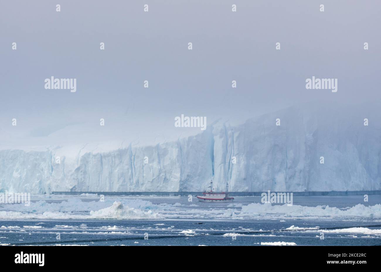 Iceberg vicino Ilulissat, Groenlandia. Il cambiamento climatico sta avendo un effetto profondo in Groenlandia con i ghiacciai e la PAC del ghiaccio in Groenlandia che si sta ritirando. (Foto di Ulrik Pedersen/NurPhoto) Foto Stock