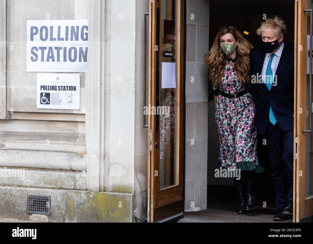 Il primo ministro Boris Johnson e la sua fidanzata Carrie Symonds hanno espresso i loro voti nel consiglio di loc e nelle elezioni comunali del 6th maggio 2021 a Londra, Regno Unito. (Foto by Tejas Sandhu/MI News/NurPhoto) Foto Stock