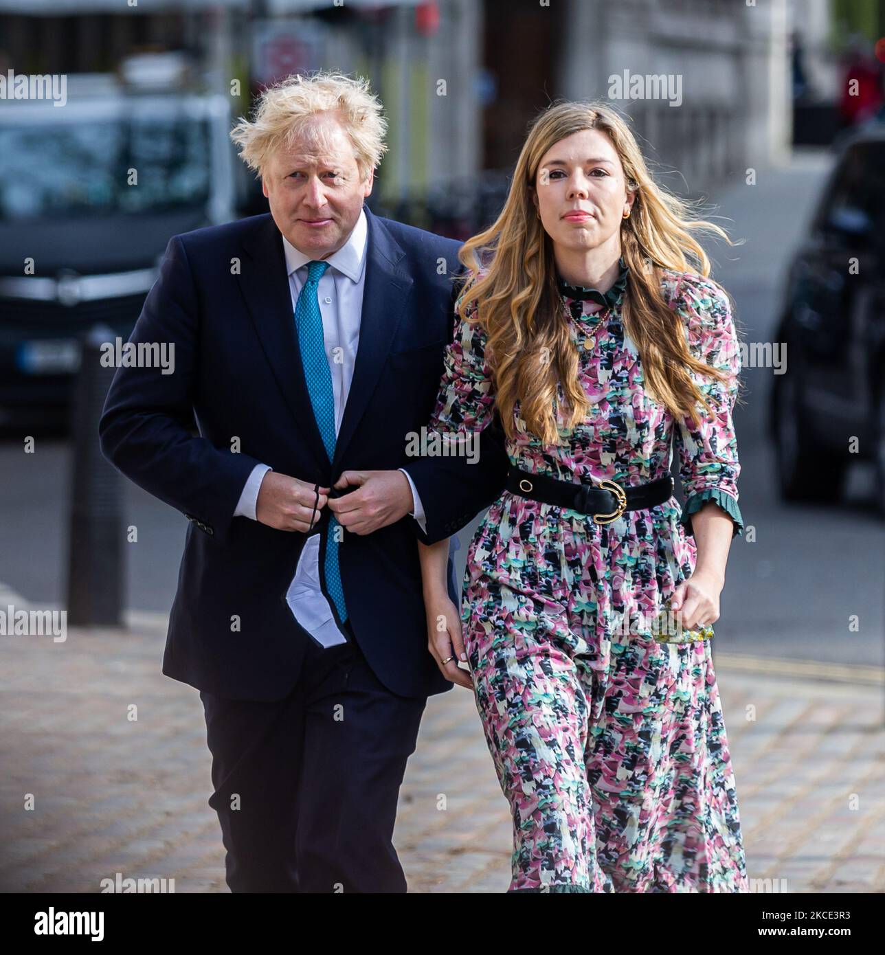Il primo ministro Boris Johnson e la sua fidanzata Carrie Symonds hanno espresso i loro voti nel consiglio di loc e nelle elezioni comunali del 6th maggio 2021 a Londra, Regno Unito. (Foto by Tejas Sandhu/MI News/NurPhoto) Foto Stock