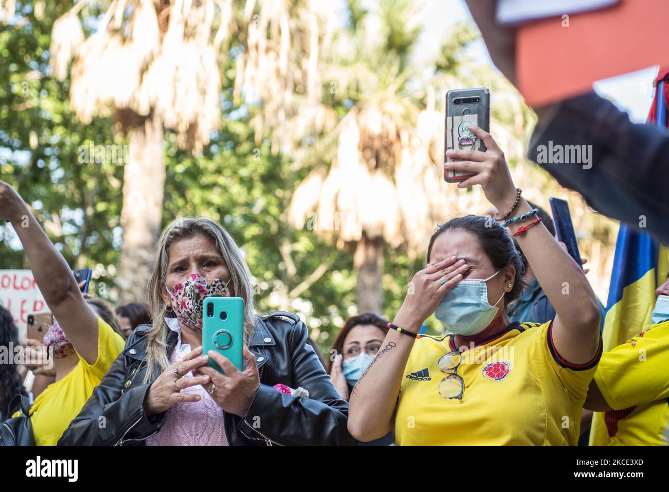 Il manifestante è visto piangere circa 400 persone, soprattutto della comunità colombiana di Barcellona, hanno dimostrato un'altra giornata a sostegno dello "sciopero civico indefinito", le manifestazioni che hanno riempito le città della Colombia per giorni contro le politiche del presidente Ivan Duque Marquez, Che comprendono la riforma del lavoro, la riforma della salute, la riforma delle pensioni e una richiesta di giustizia per i quasi mille casi di abusi di polizia registrati durante le marce negli ultimi giorni. (Foto di DAX Images/NurPhoto) Foto Stock