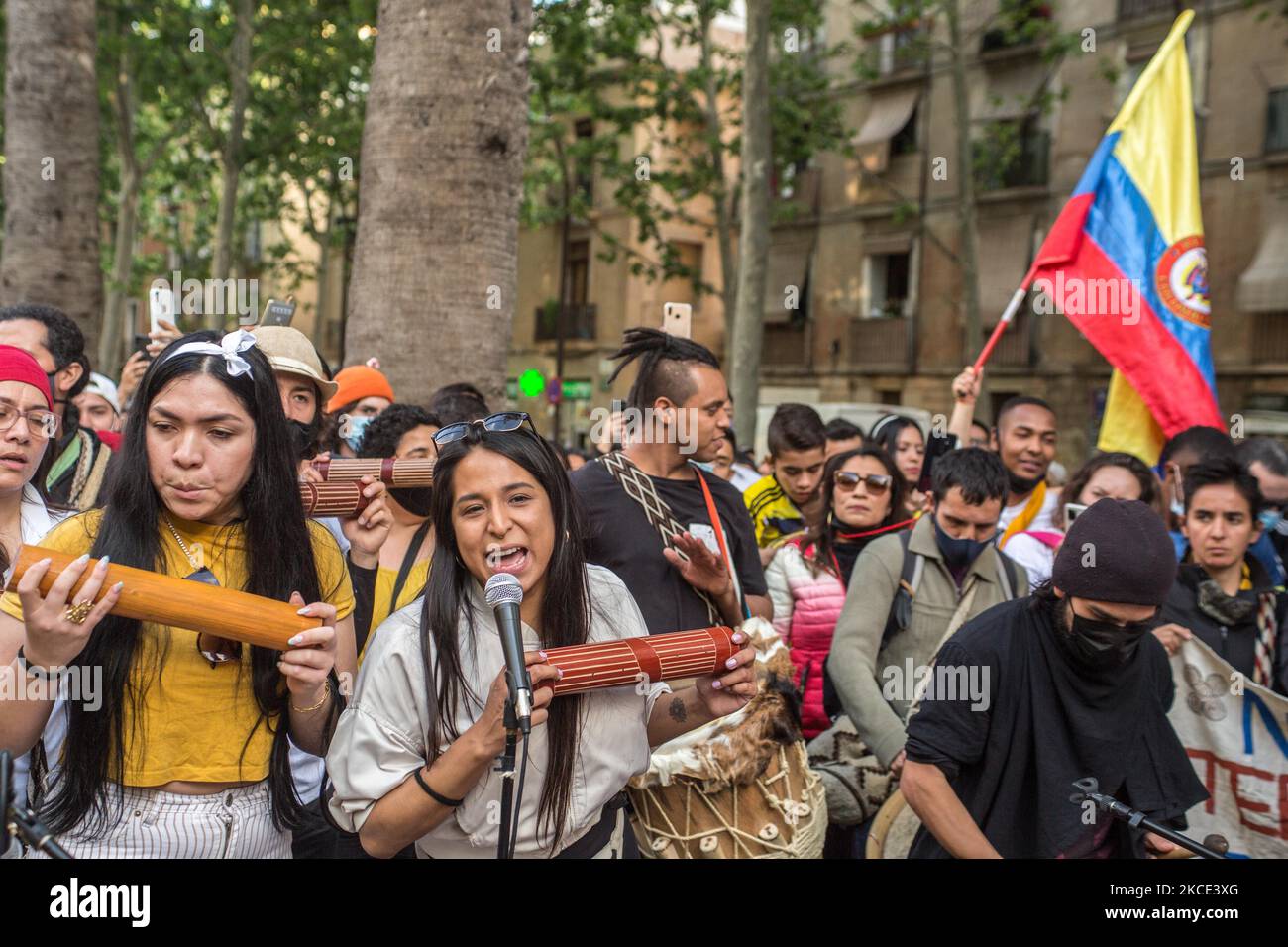 I manifestanti si vedono cantare circa 400 persone, soprattutto della comunità colombiana di Barcellona, hanno dimostrato un'altra giornata a sostegno dello "sciopero civico indefinito", le manifestazioni che hanno riempito le città della Colombia per giorni contro le politiche del presidente Ivan Duque Marquez, Che comprendono la riforma del lavoro, la riforma della salute, la riforma delle pensioni e una richiesta di giustizia per i quasi mille casi di abusi di polizia registrati durante le marce negli ultimi giorni. (Foto di DAX Images/NurPhoto) Foto Stock