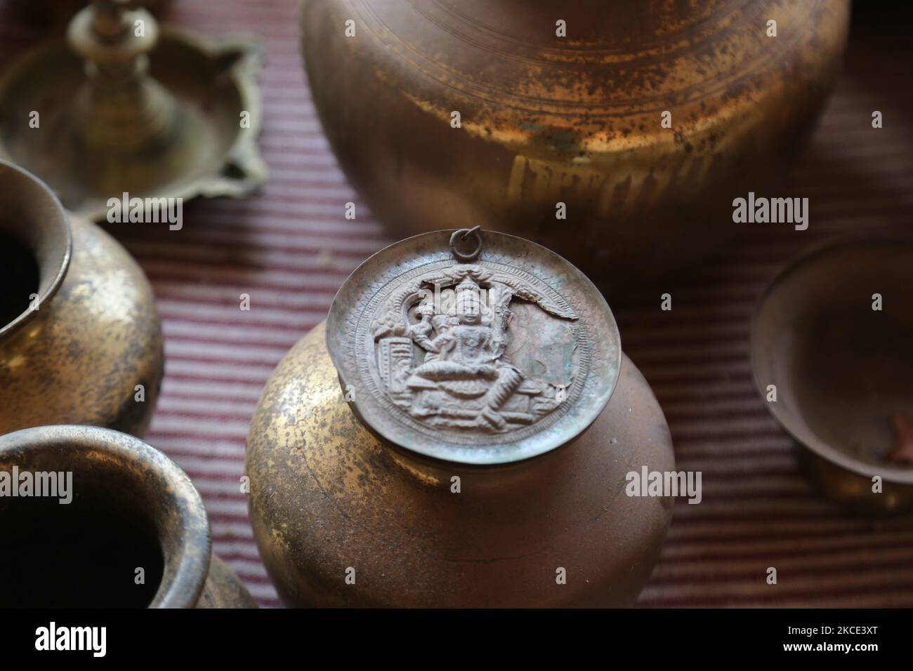 Vasi e vasi di ottone esposti in una mostra di manufatti culturali e storici indù presso la Galleria d'Arte Sivapoomi a Keerimalai, Jaffna, Sri Lanka. (Foto di Creative Touch Imaging Ltd./NurPhoto) Foto Stock