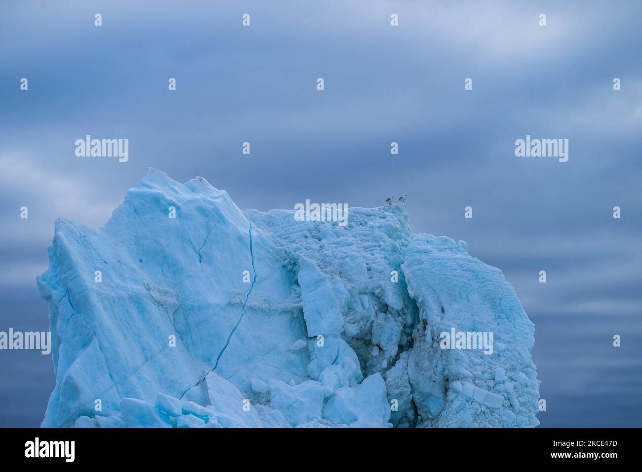 Iceberg vicino Ilulissat, Groenlandia. Il cambiamento climatico sta avendo un effetto profondo in Groenlandia con i ghiacciai e la PAC del ghiaccio in Groenlandia che si sta ritirando. (Foto di Ulrik Pedersen/NurPhoto) Foto Stock