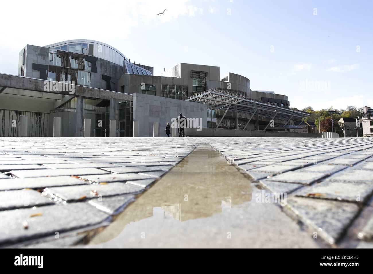 Una visione generale dell'edificio del Parlamento Scozzese in quanto vengono conteggiate le urne e i risultati iniziano ad essere annunciati per le elezioni scozzesi del 7 maggio 2021 a Edimburgo, in Scozia. I sondaggi per le elezioni scozzesi si sono conclusi il 6th maggio, si prevede che i risultati saranno annunciati nel fine settimana con la possibilità di una maggioranza assoluta del partito SNP ancora in chiusura e di laburisti e conservatori che battono per essere il principale partito di opposizione. (Foto di Ewan Bootman/NurPhoto) Foto Stock