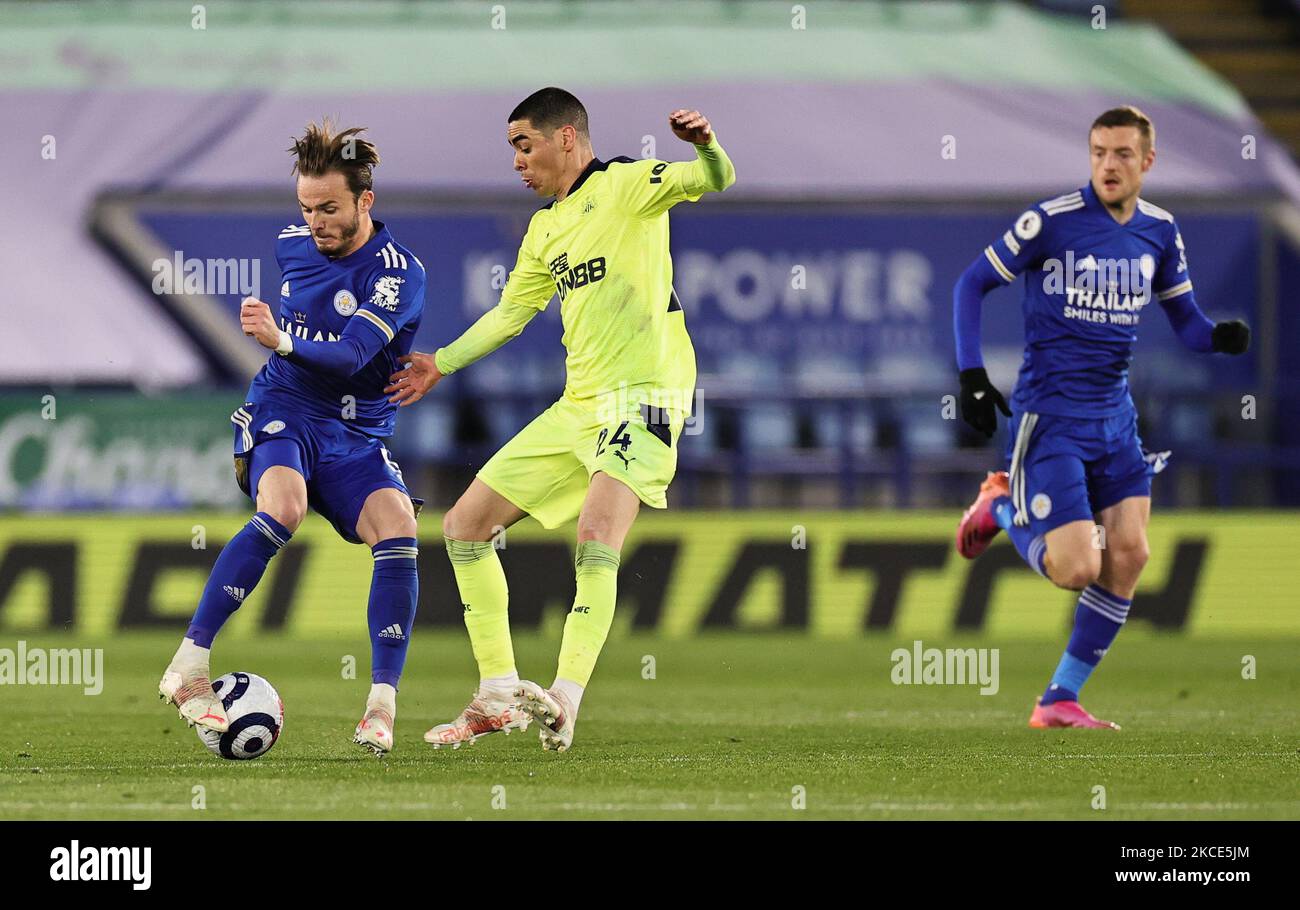 James Maddison (L) di Leicester City in azione durante la partita della Premier League tra Leicester City e Newcastle United al King Power Stadium di Leicester venerdì 7th maggio 2021. (Foto di James Holyoak/MI News/NurPhoto) Foto Stock