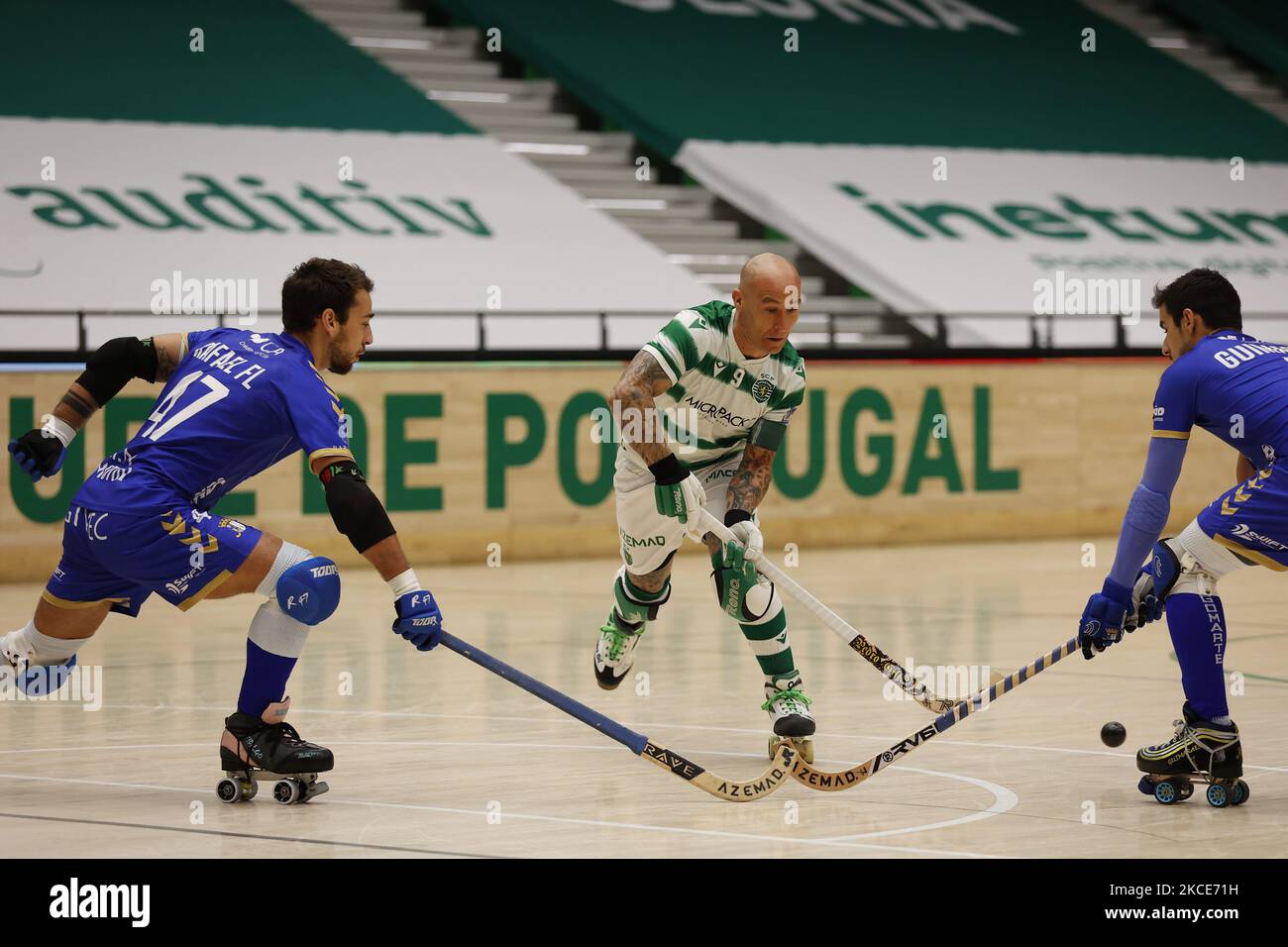 Pedro Gil (C) tra gli avversari Jota Guimarães (R) e Rafael Lourenco (L) durante i playoff di Rink Hockey 1st tappa tra Sporting CP e OC Barcelos, a Pavilhão João Rocha, Lisboa, Portogallo, 08 maggio, 2021 (Foto di João Rico/NurPhoto) Foto Stock