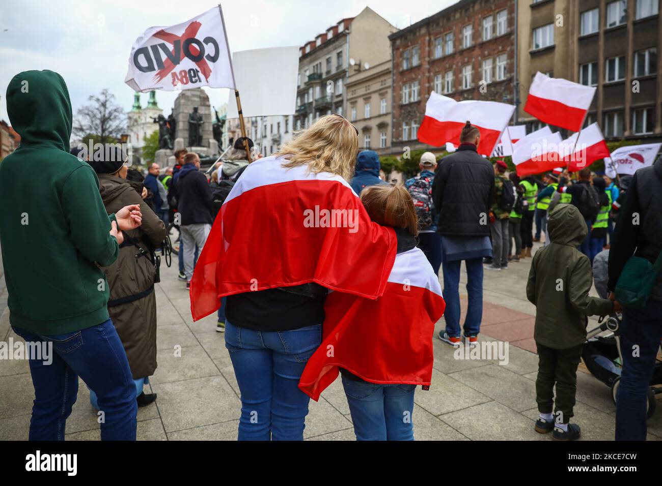 La gente mostra le bandiere polacche holdin durante la marcia di libertà contro le restrizioni di anti-vaccinazione e anti-coronavirus a Cracovia, Polonia il 8 maggio 2021. (Foto di Beata Zawrzel/NurPhoto) Foto Stock